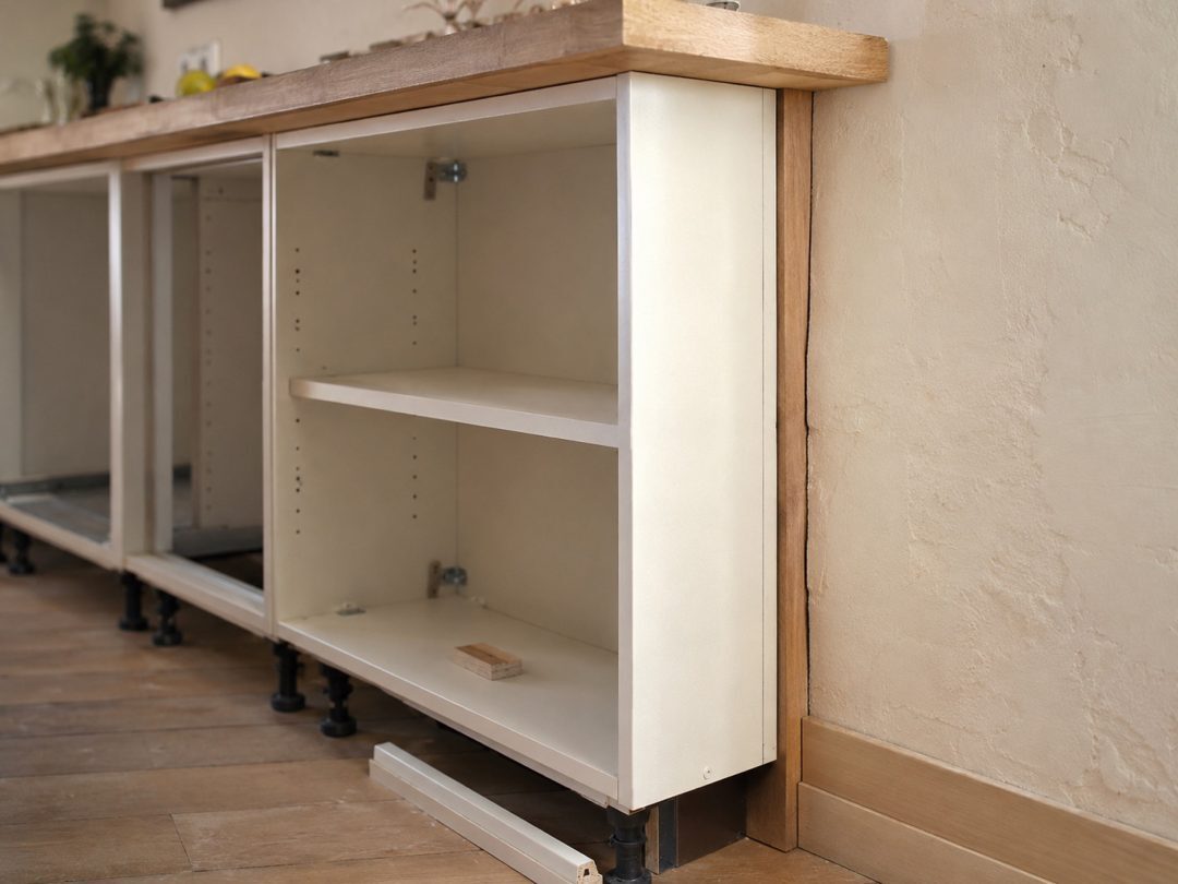 Kast tegen scheve muur