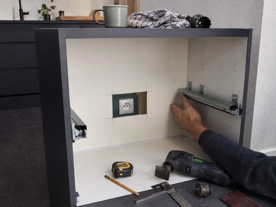 Een kast uitsnijden voor een stopcontact