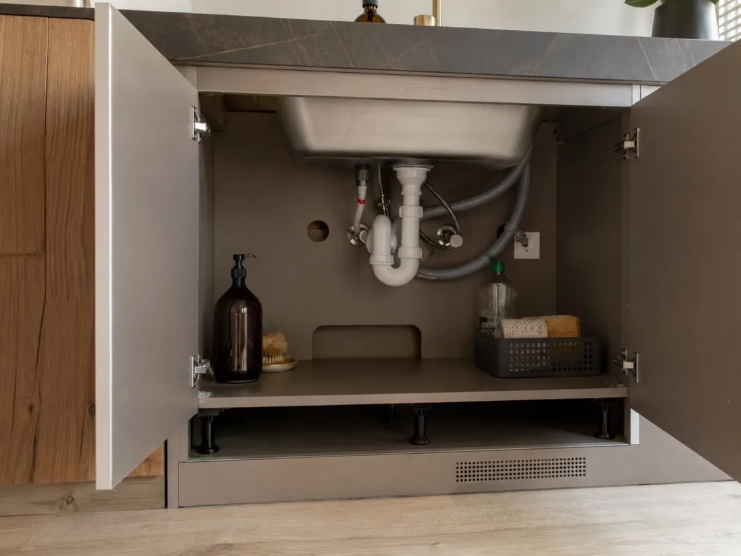 De kast onder de spoelbak ventileren